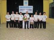 Võ sư Nguyễn Ngọc Nội chụp ảnh kỷ niệm với HLV chính lớp B3 và các anh chị em lớp B3 vừa được trao chứng chỉ trong Lễ bế giảng (08.05.2011)